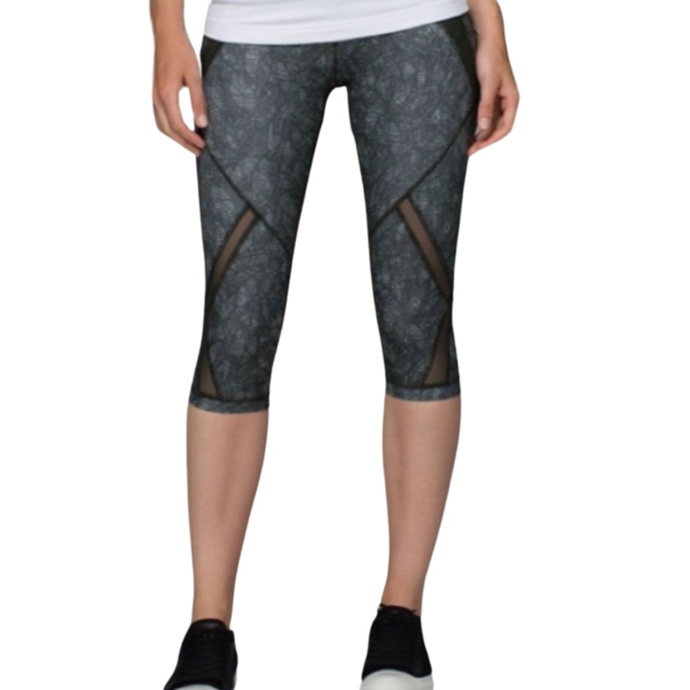 Lululemon.”Classic Cool to Street” Crop legging.Jazzy white gator green.Size 8.